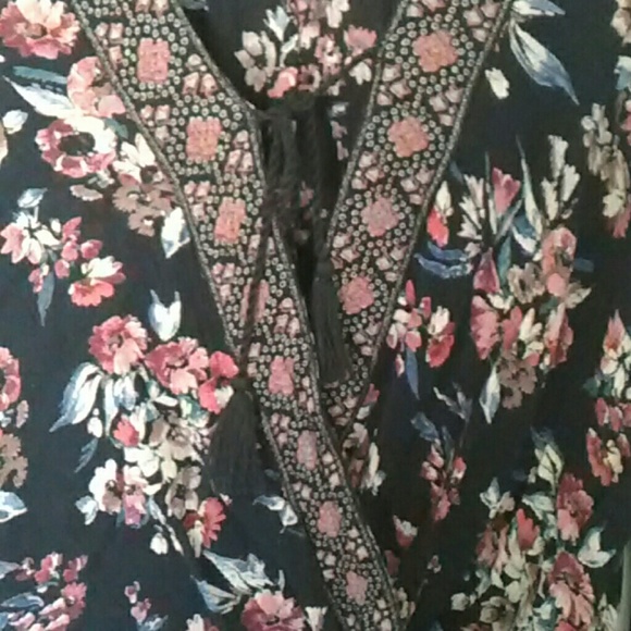 Boho cropped floral top with tassels - Picture 2 of 6